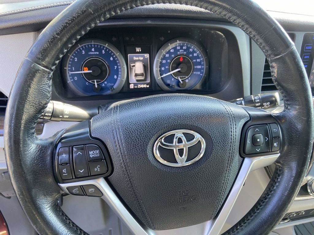 Used 2016 Toyota Sienna XLE FWD image 21