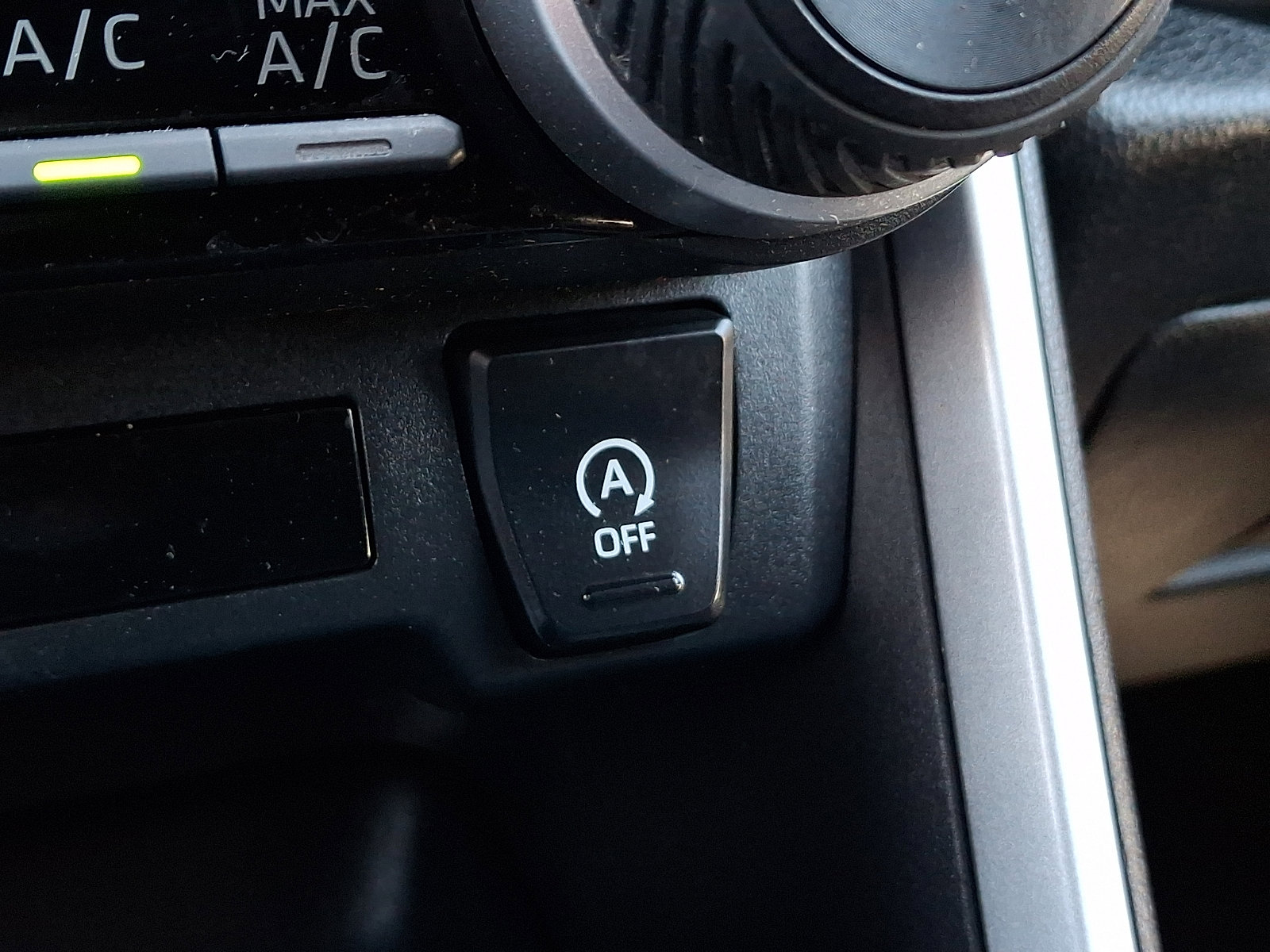 Used 2020 Toyota RAV4 LE w/ All Weather Liner Package AWD/4WD image 23