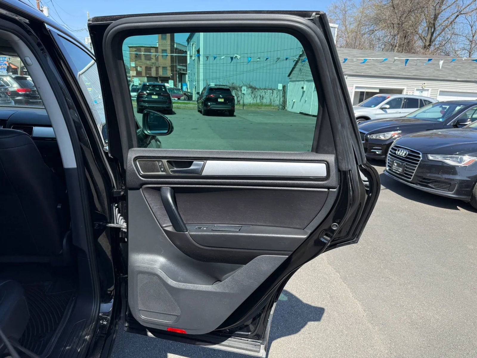 Used 2012 Volkswagen Touareg Sport image 45