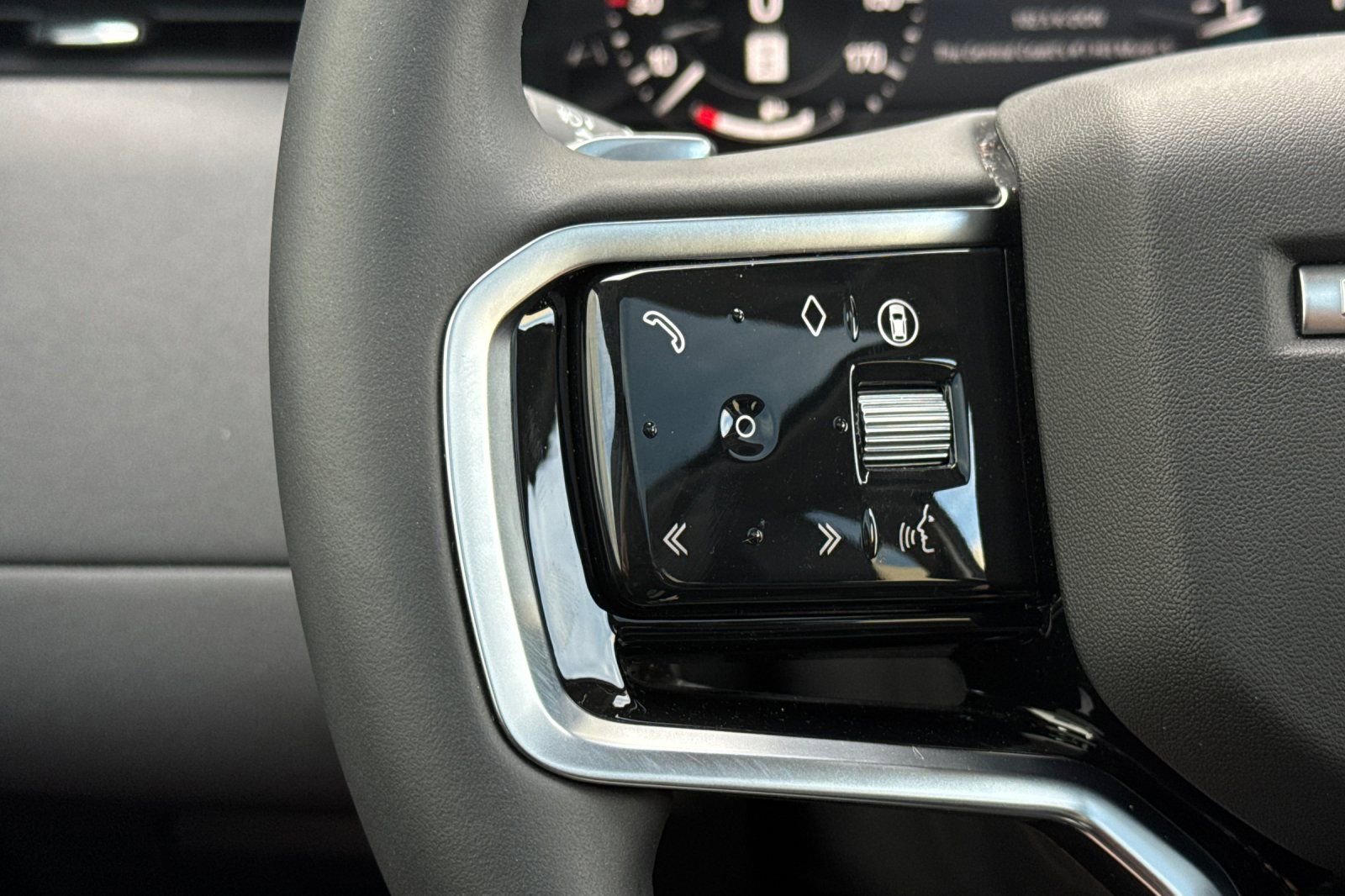 Used 2024 Land Rover Discovery Sport S image 30