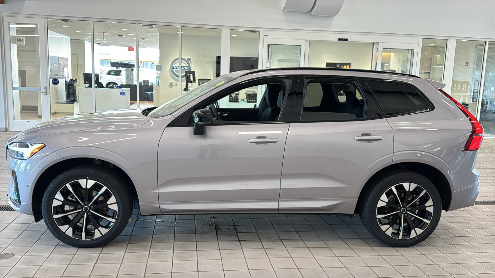 New 2026 Volvo XC60 B5 Plus w/ Protection Package Premier AWD/4WD image 8