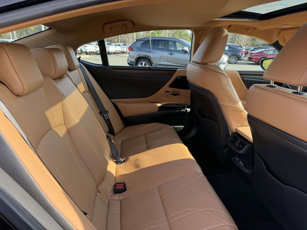 Used 2024 Lexus ES 300h Ultra Luxury image 17