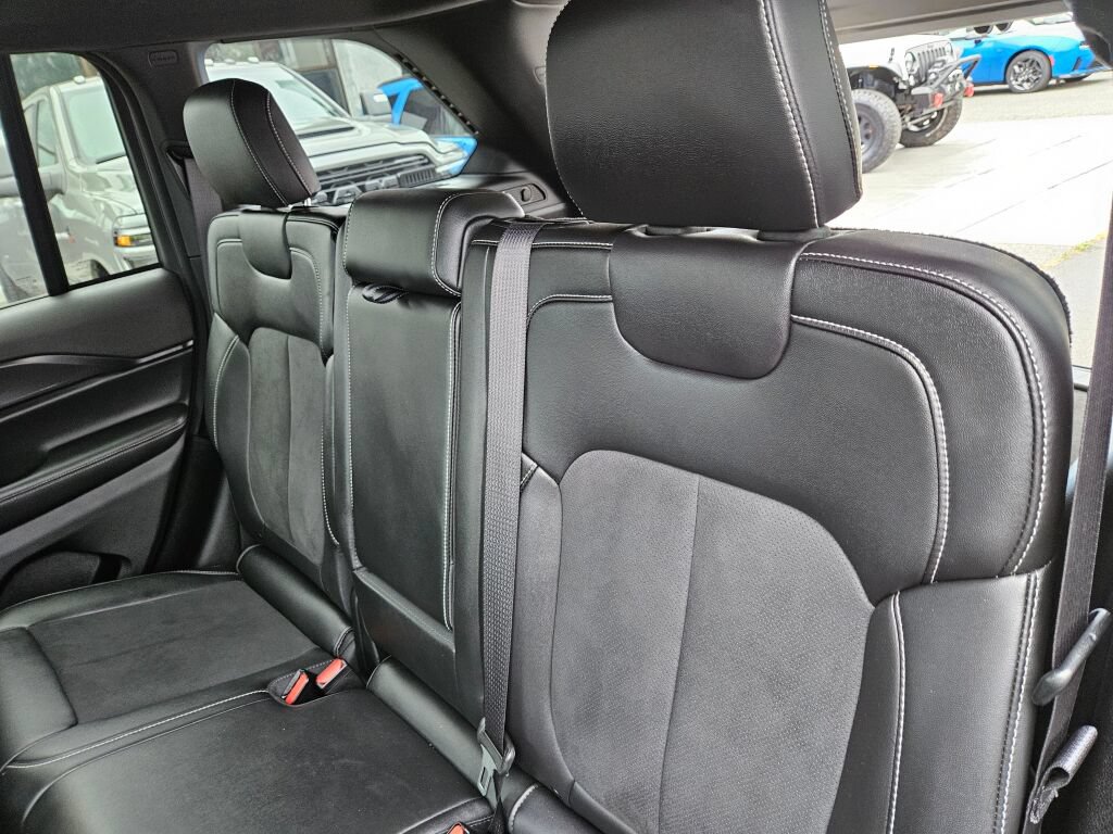 Used 2025 Jeep Grand Cherokee Altitude AWD/4WD image 14