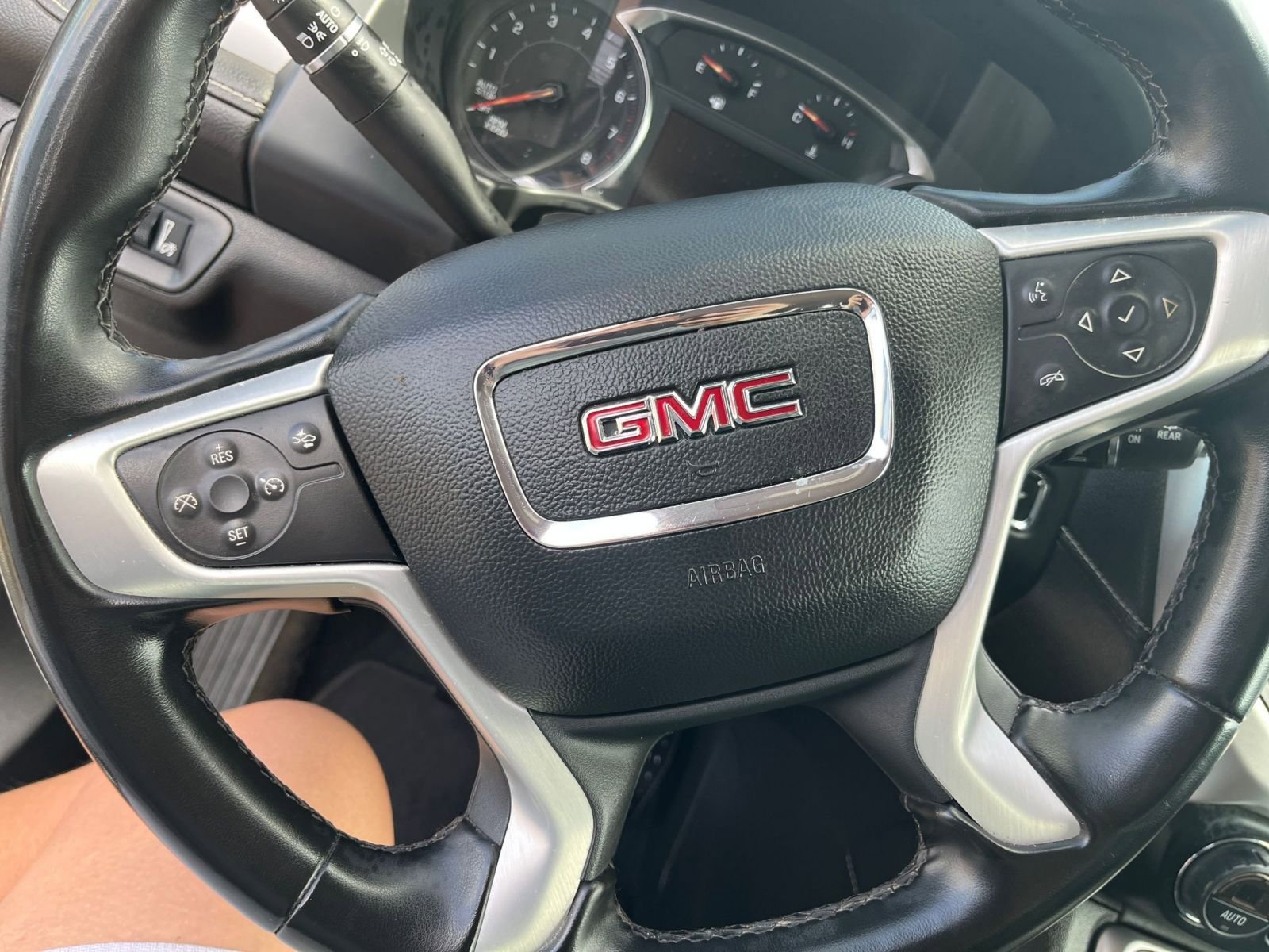 Used 2023 GMC Acadia SLT image 29