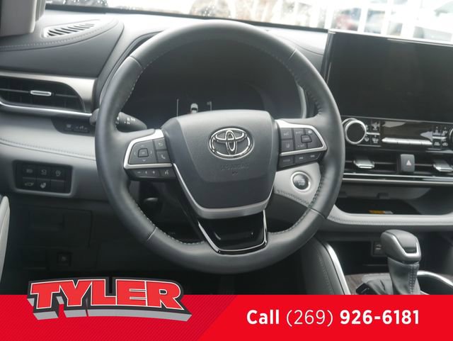 Used 2024 Toyota Highlander Limited AWD/4WD image 45