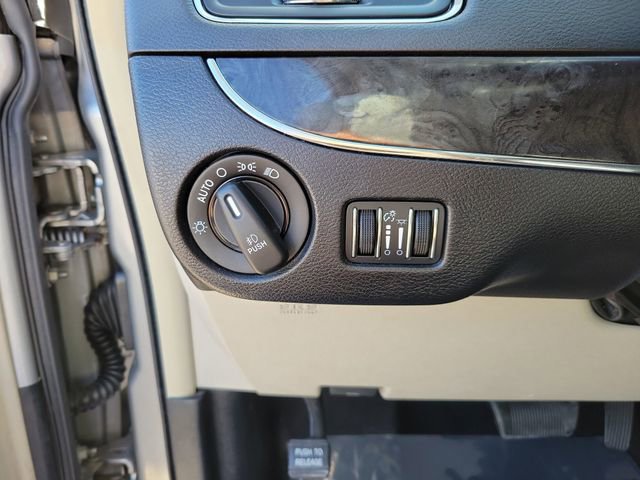 Used 2016 Chrysler Town & Country Touring FWD image 22