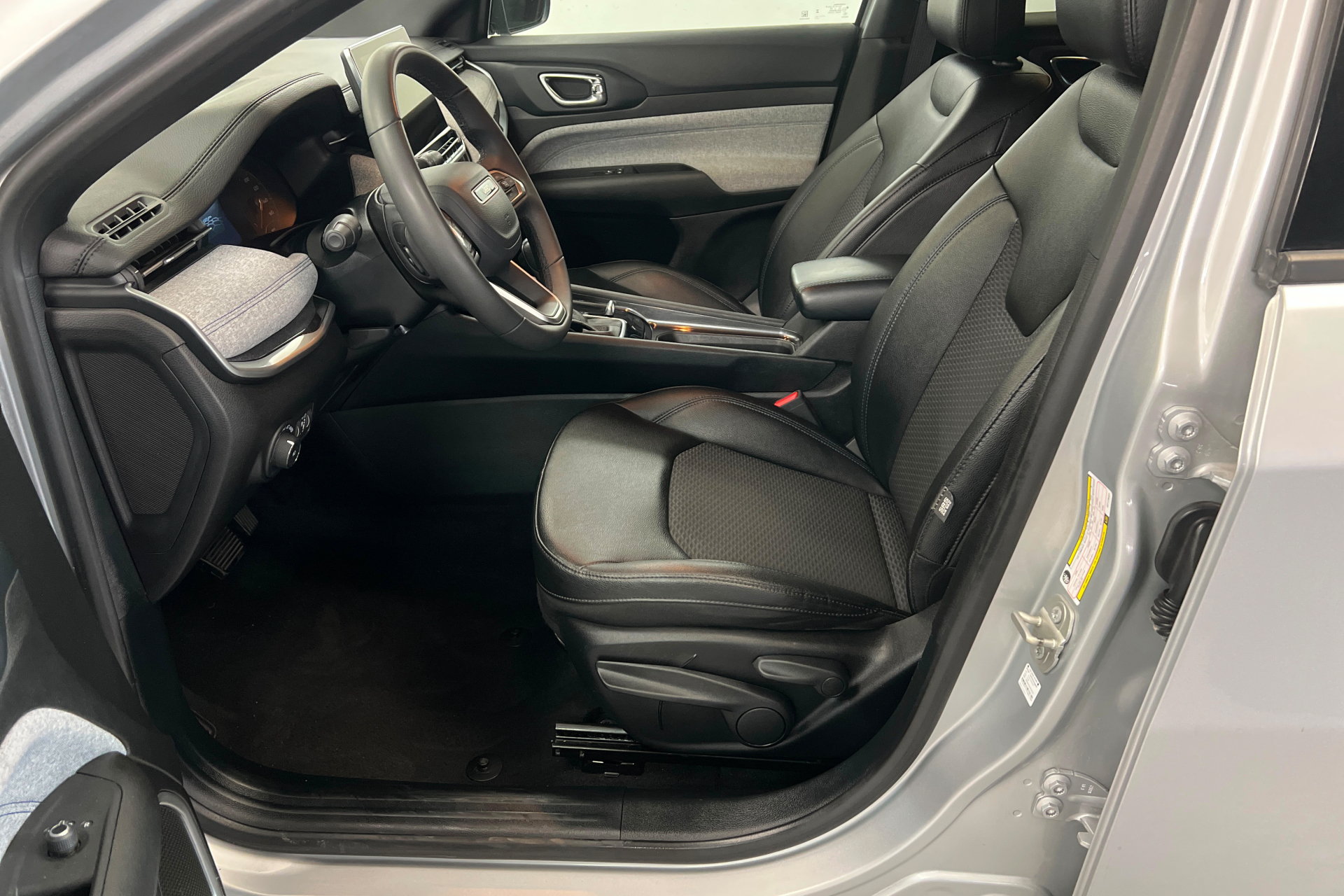 Used 2024 Jeep Compass Latitude AWD/4WD image 17