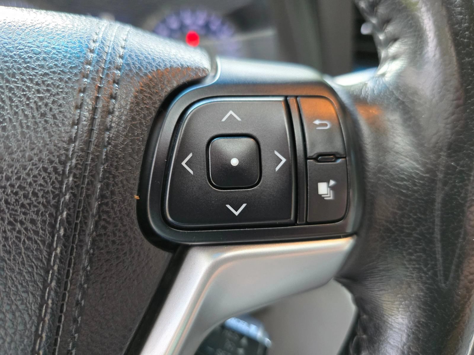 Used 2015 Toyota Sienna XLE w/ XLE Navigation Package FWD image 28