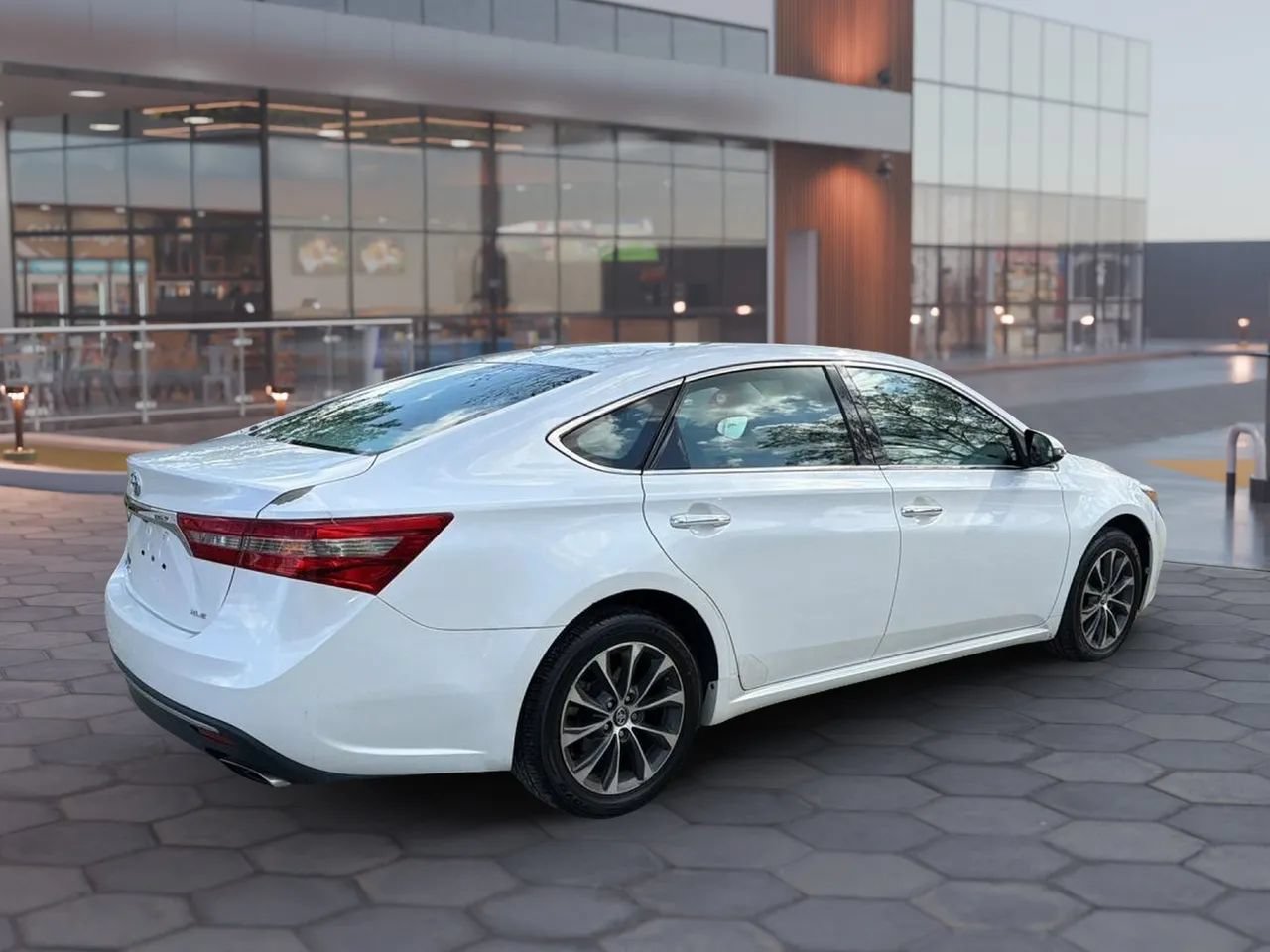 Used 2017 Toyota Avalon XLE FWD image 12