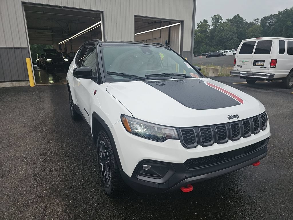 Certified 2025 Jeep Compass Trailhawk AWD/4WD image 1