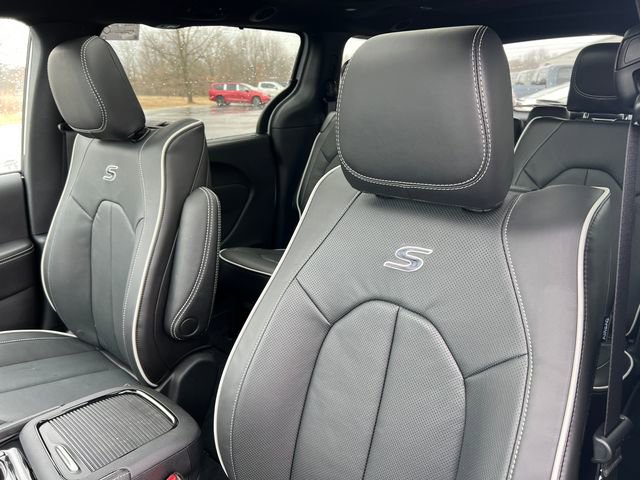 New 2026 Chrysler Pacifica Limited w/ Uconnect Theater Family Group AWD/4WD image 15