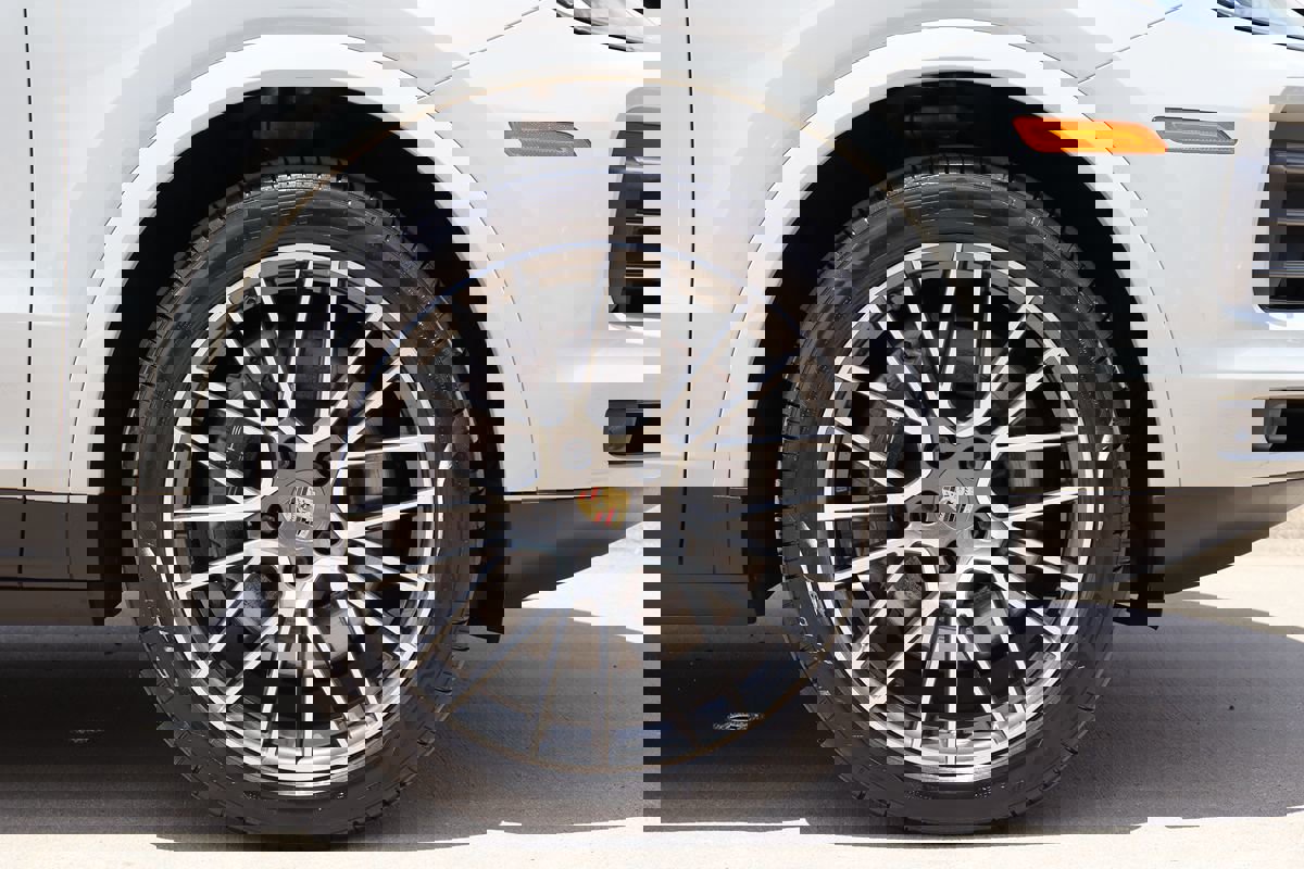 Used 2022 Porsche Cayenne Platinum Edition image 43