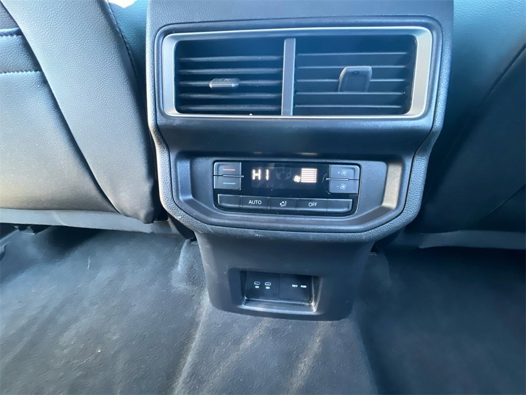 Used 2025 Volkswagen Atlas SE image 30