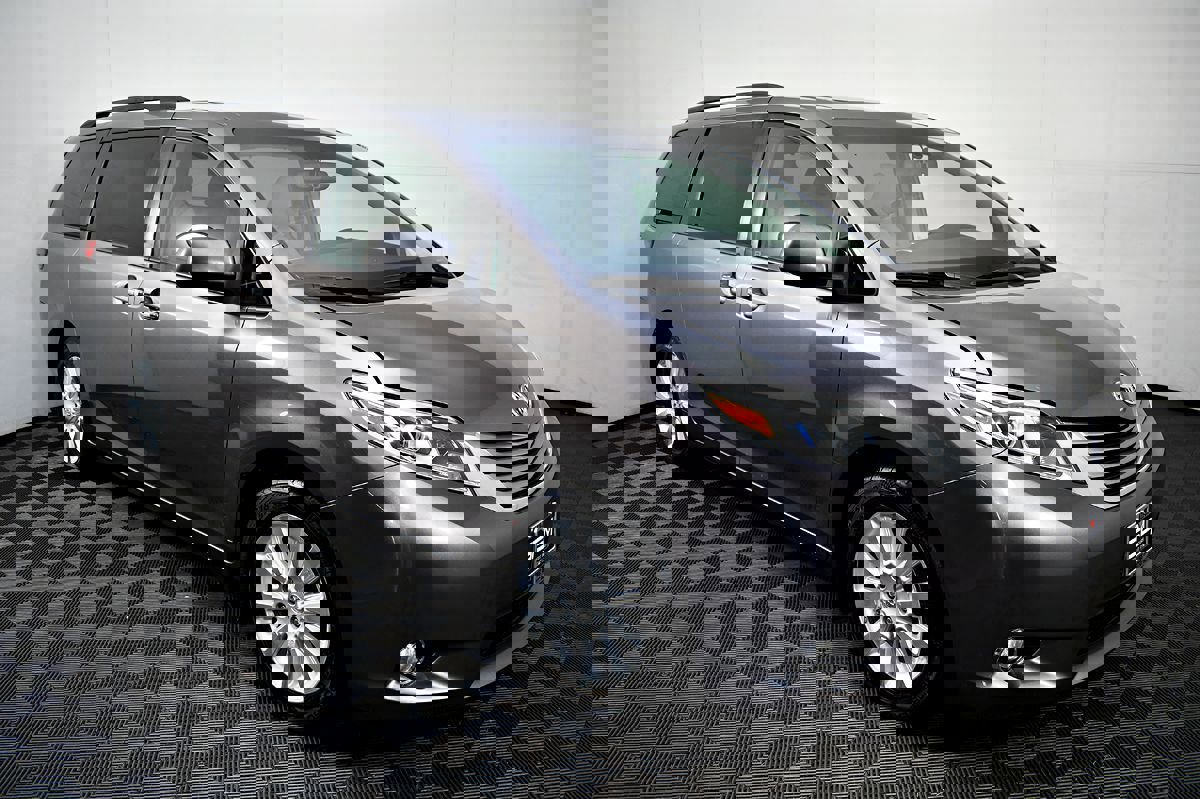 Used 2015 Toyota Sienna XLE image 5