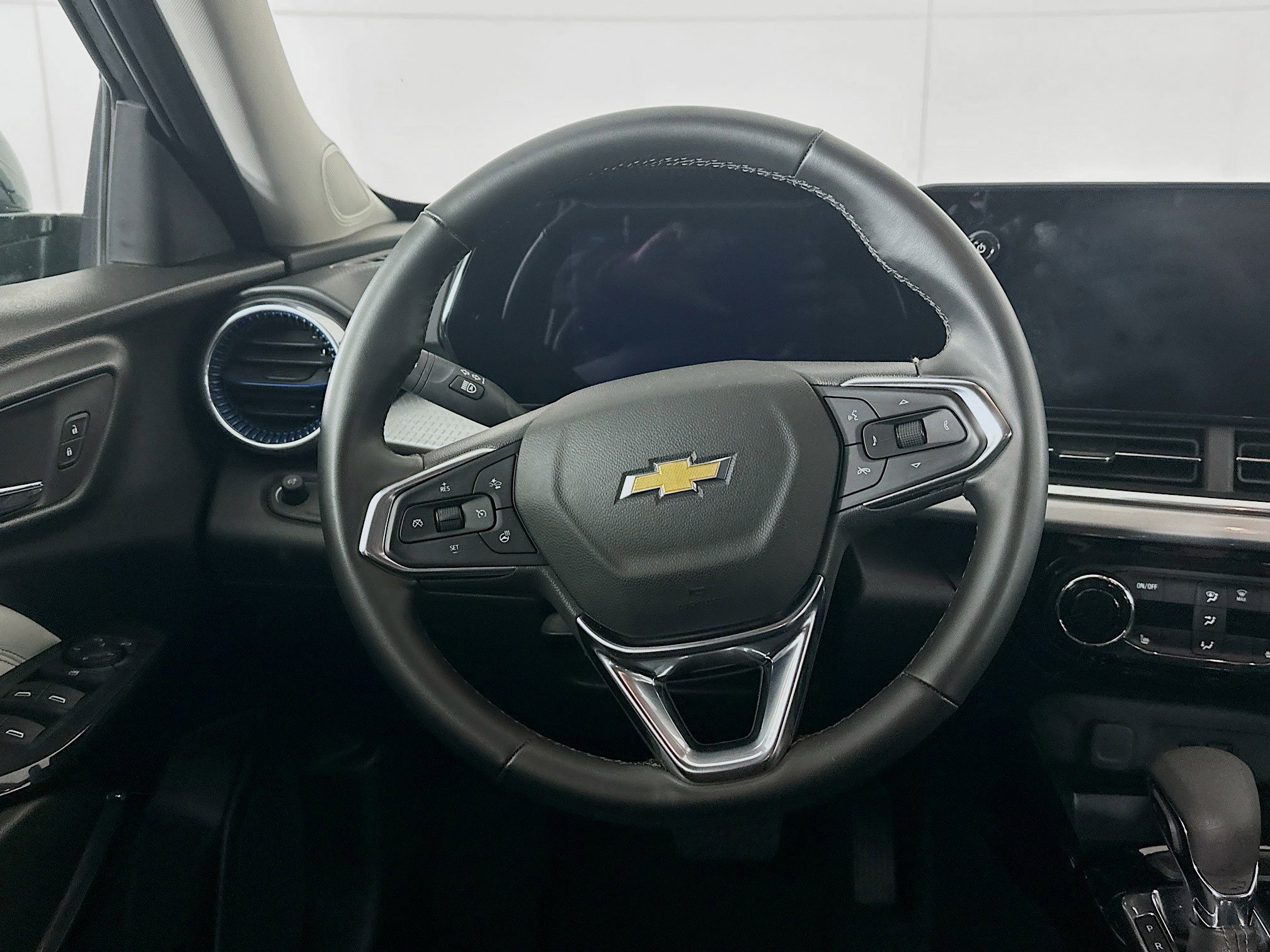 Used 2025 Chevrolet Trax LT w/ LT Convenience Package image 17