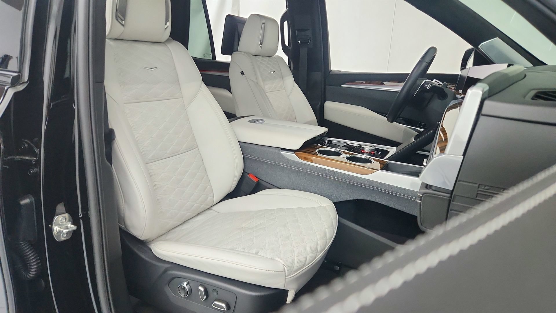 Certified 2025 Cadillac Escalade Sport Platinum w/ LPO, Floor Liner Package AWD/4WD image 30