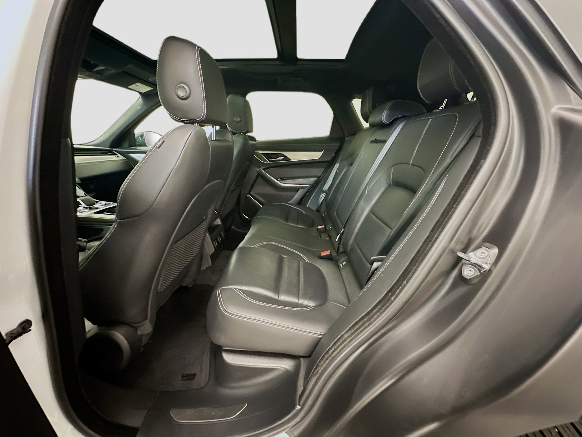 Used 2024 Jaguar F-PACE R-Dynamic S image 30