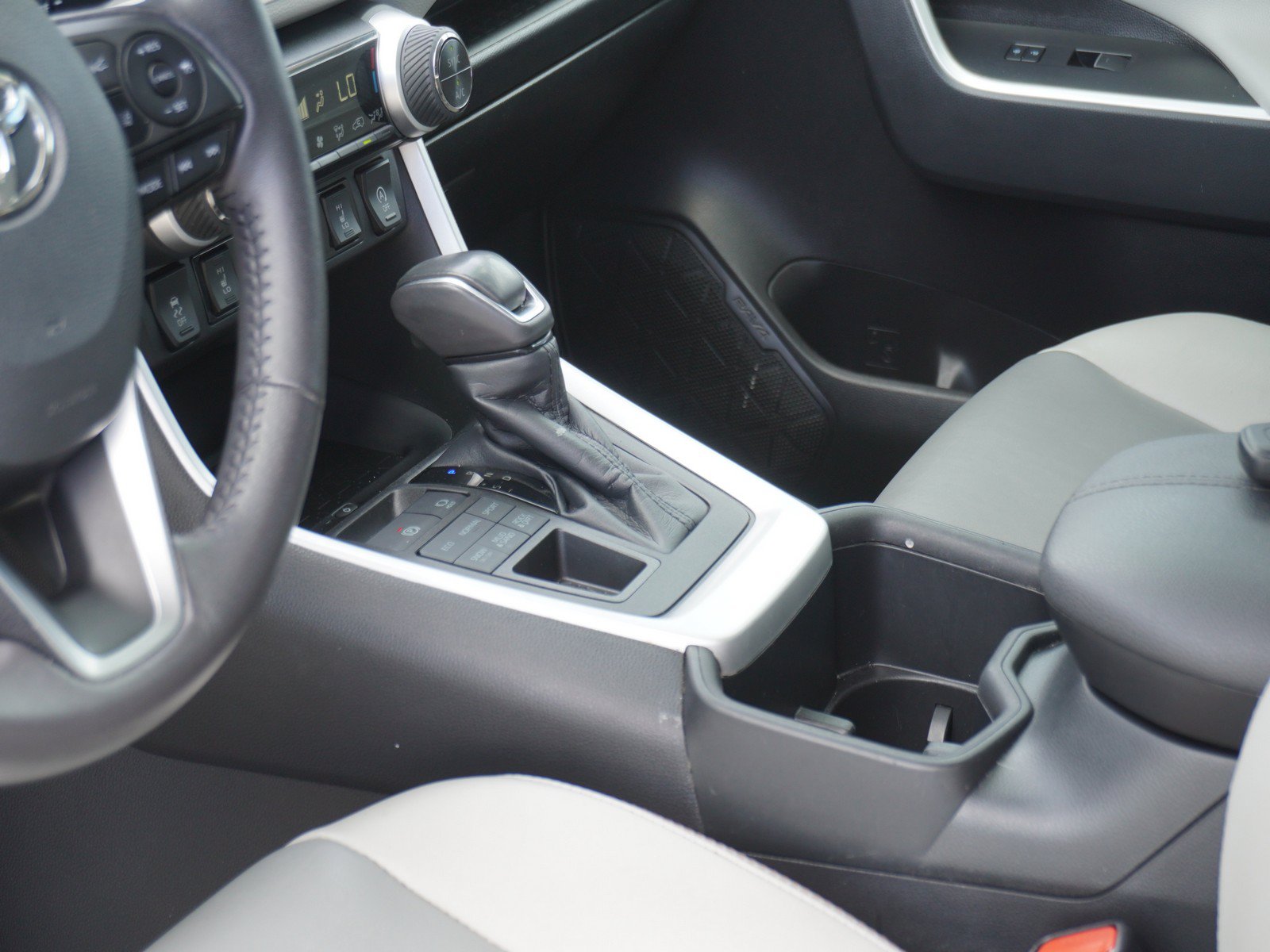 Used 2022 Toyota RAV4 XLE Premium AWD/4WD image 22