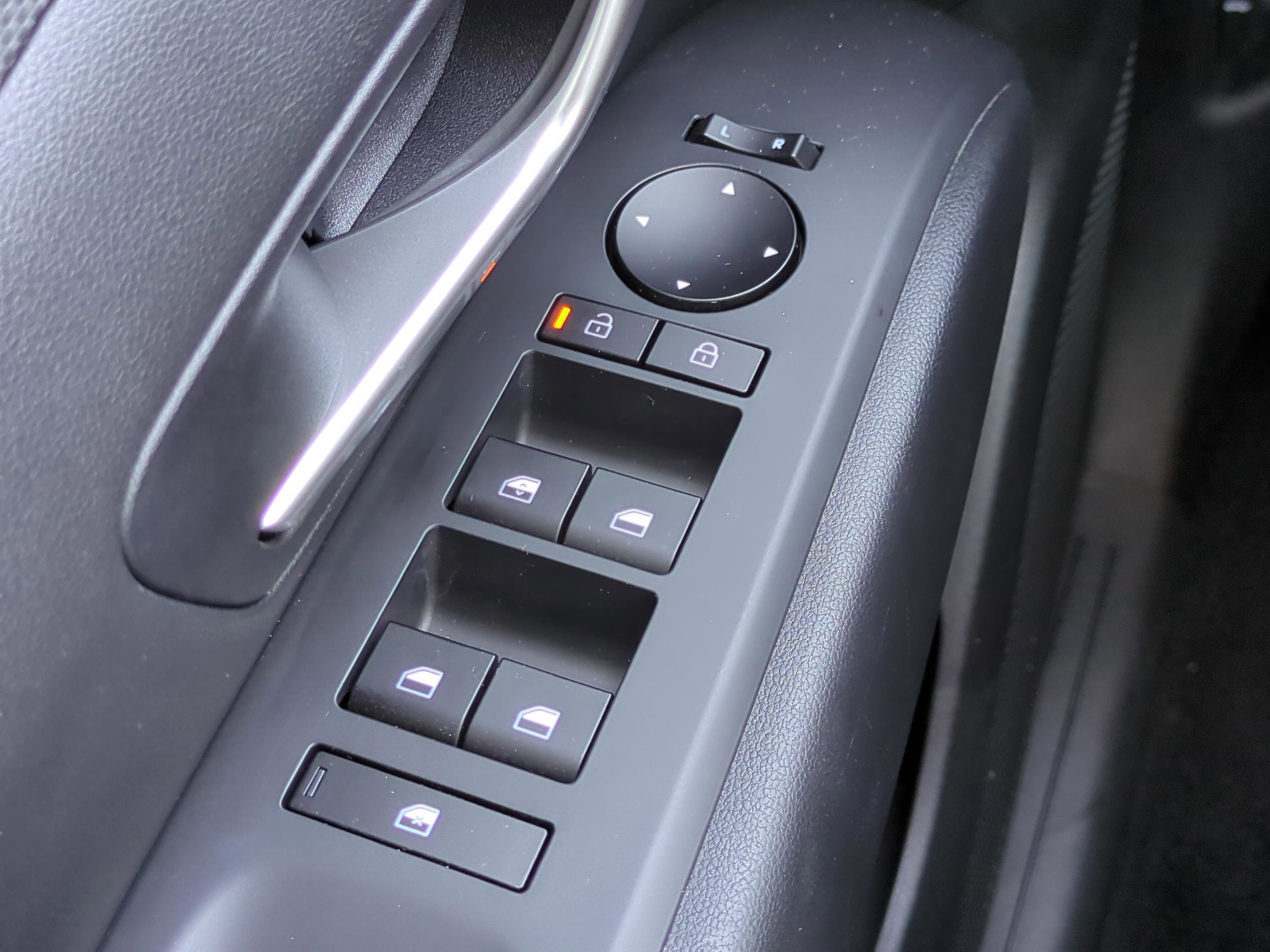 Certified 2025 Hyundai Santa Cruz SE FWD image 18