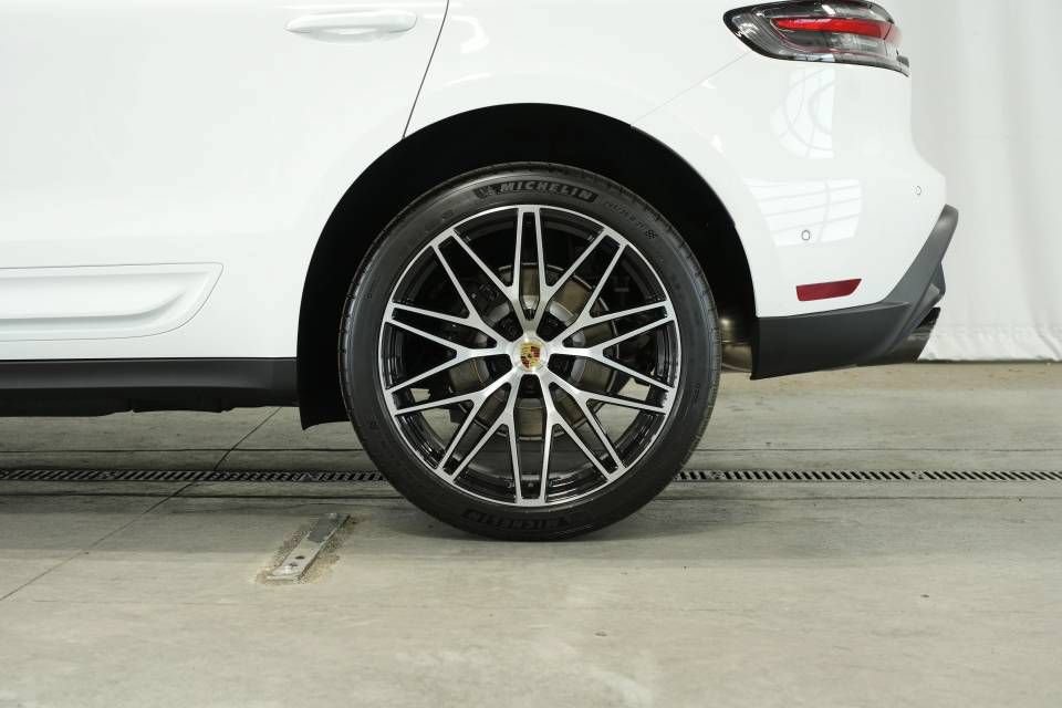 Certified 2025 Porsche Macan AWD/4WD image 43