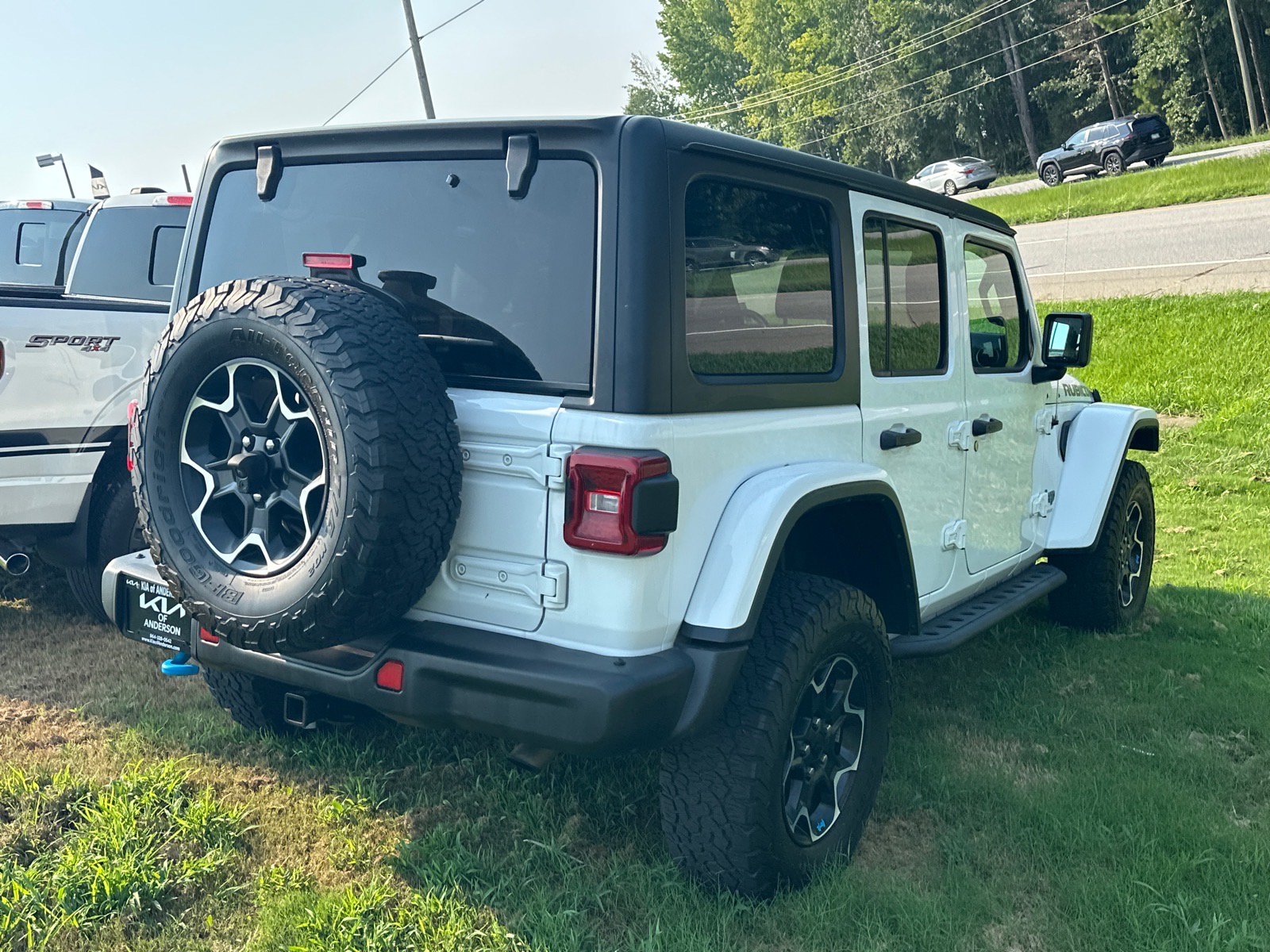 Used 2023 Jeep Wrangler Unlimited Rubicon 4xe w/ Steel Bumper Group AWD/4WD image 4