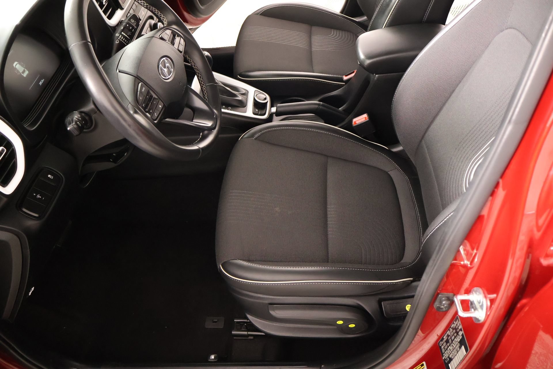 Used 2025 Hyundai Venue Limited FWD image 12