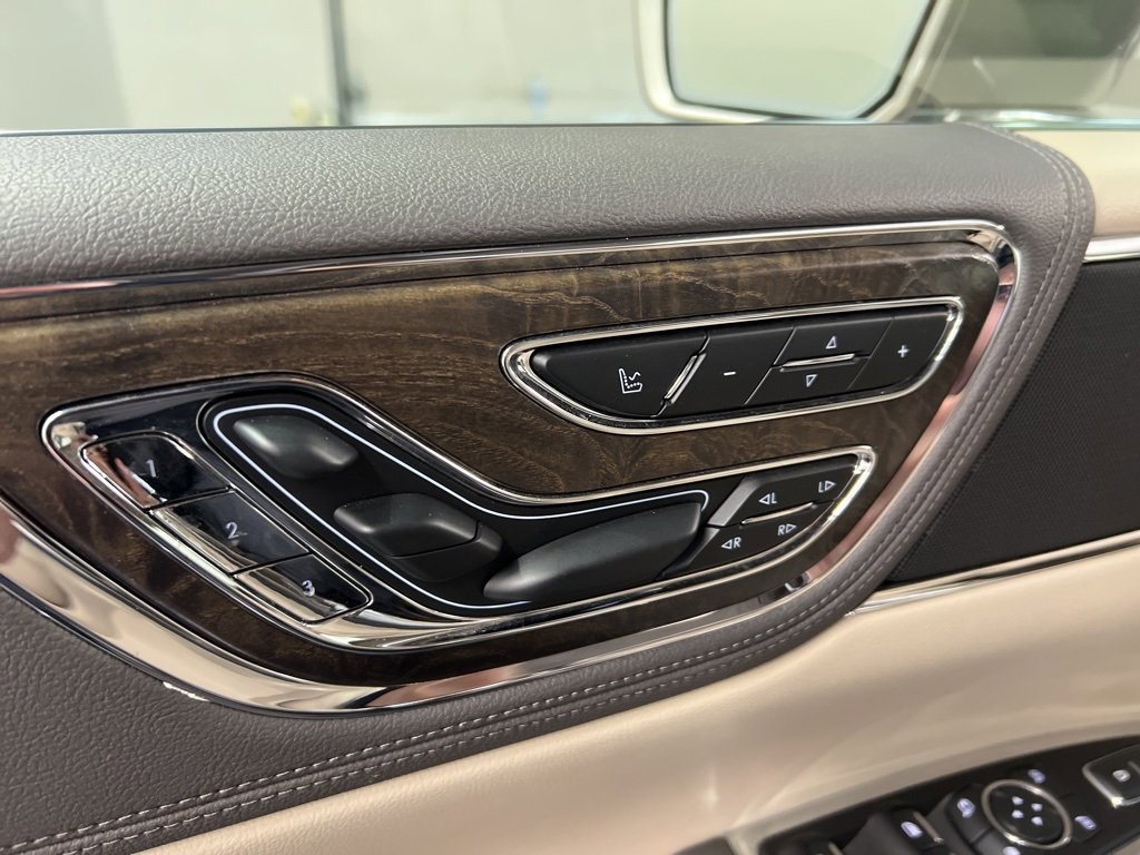 Used 2019 Lincoln Continental Select w/ Continental Climate Package image 28