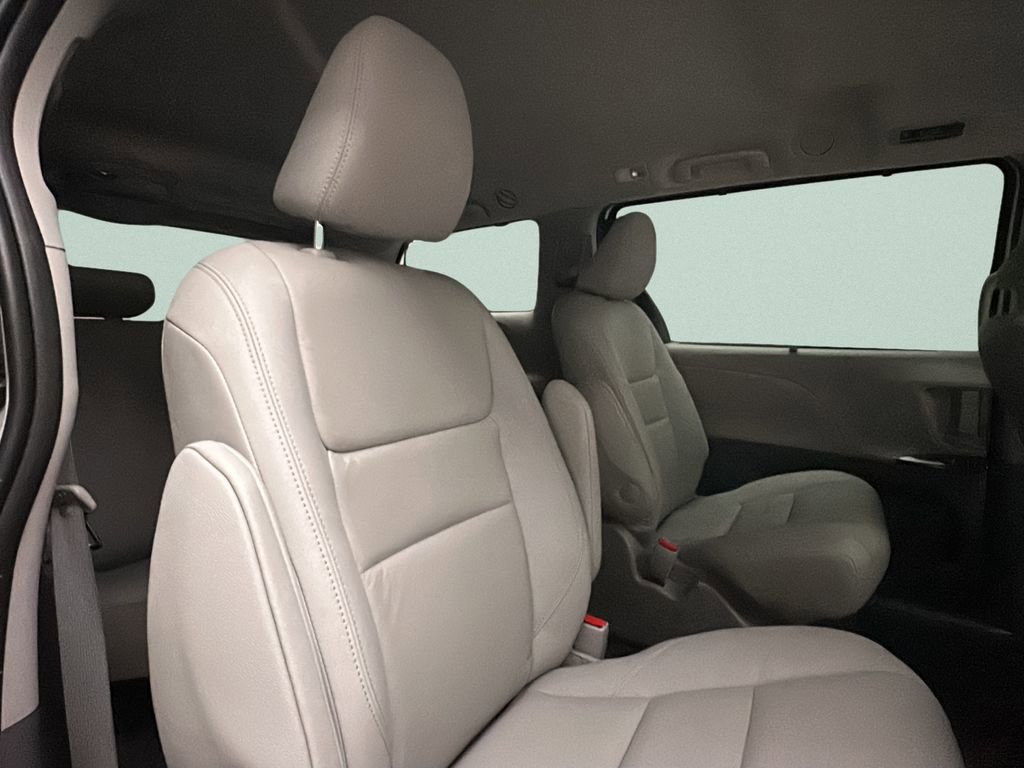 Used 2020 Toyota Sienna XLE w/ XLE Navigation Package AWD/4WD image 18