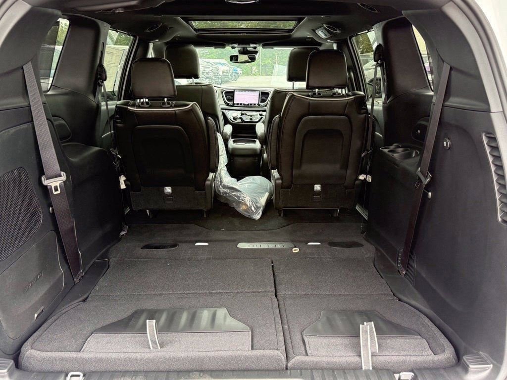 New 2027 Chrysler Pacifica Limited FWD image 8