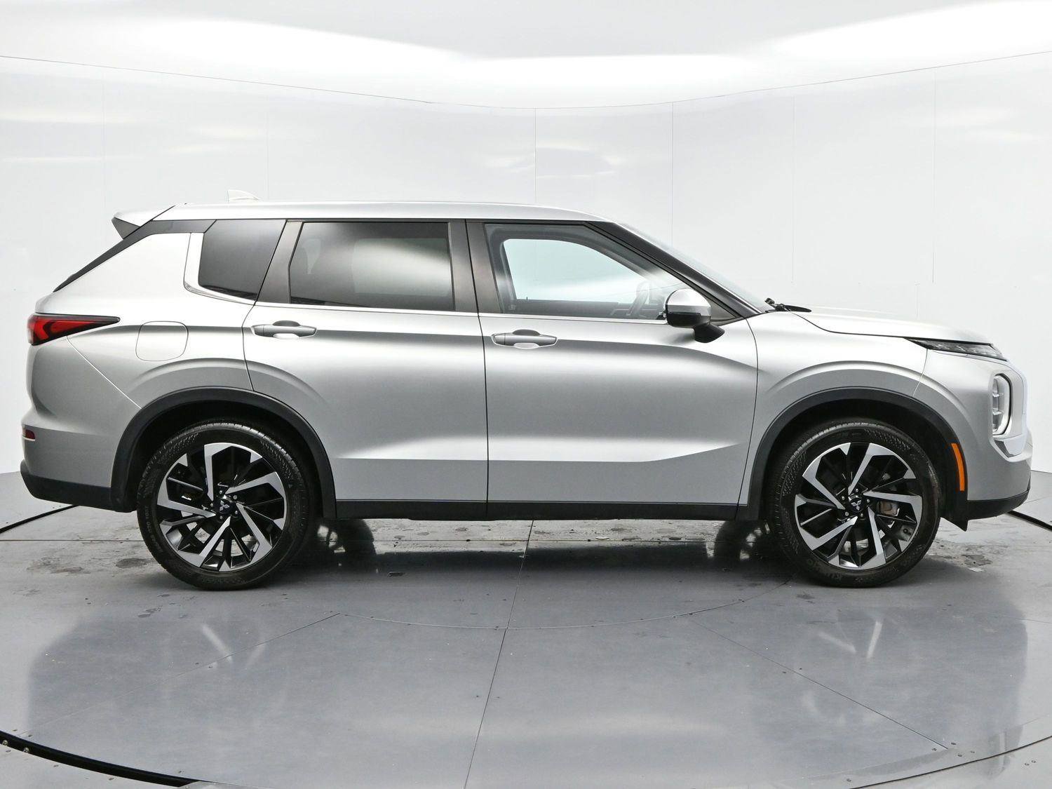 Used 2022 Mitsubishi Outlander ES image 8