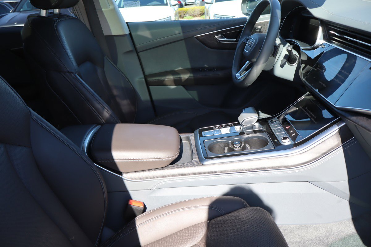 Used 2023 Audi Q8 Prestige w/ Prestige Package image 15