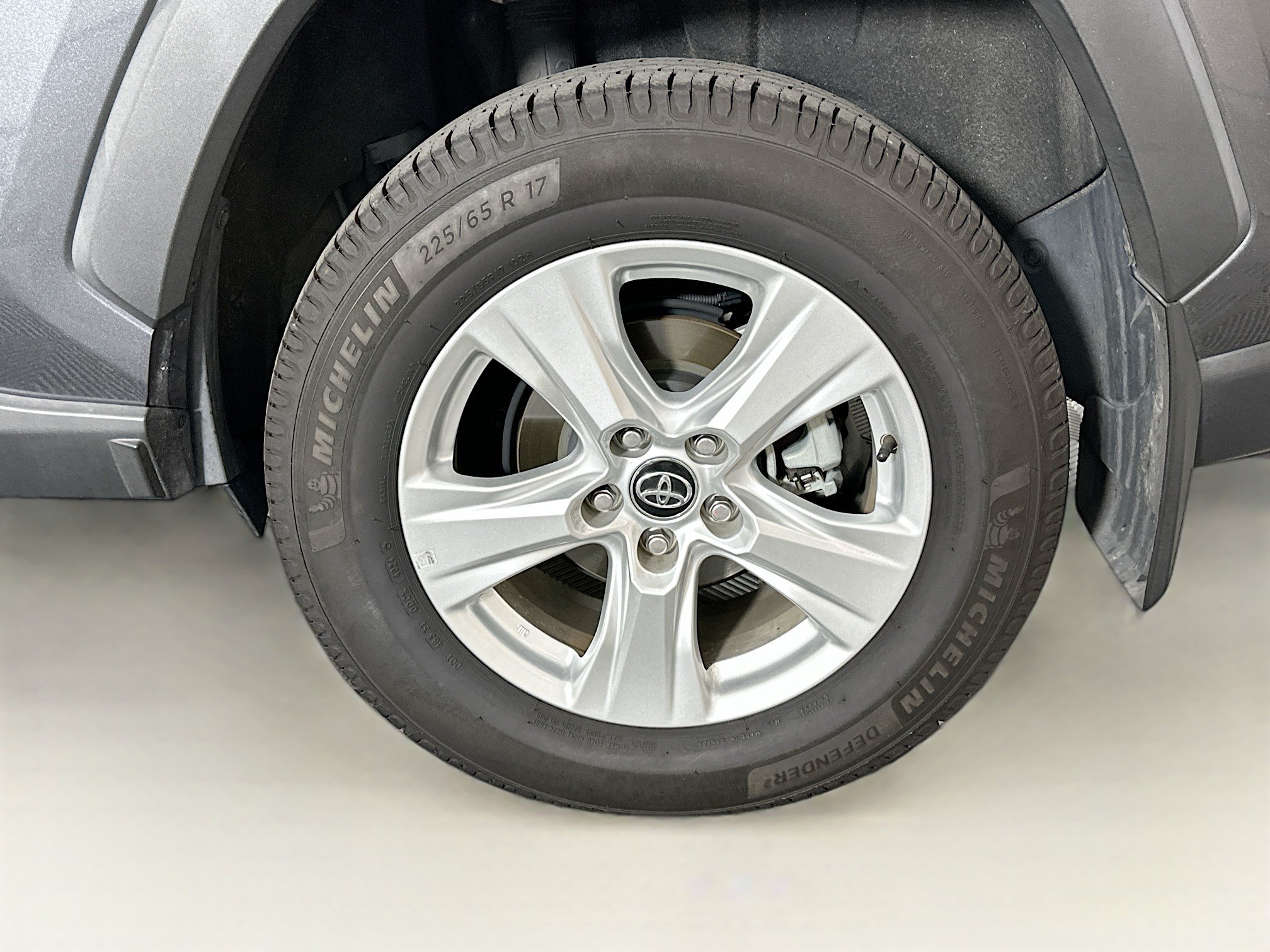 Used 2021 Toyota RAV4 XLE w/ XLE Grade Weather Package FWD image 11