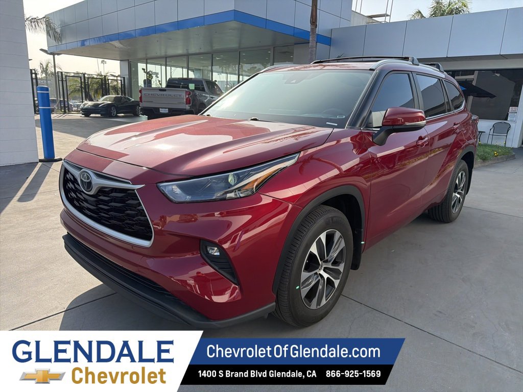 Used 2023 Toyota Highlander XLE image 3