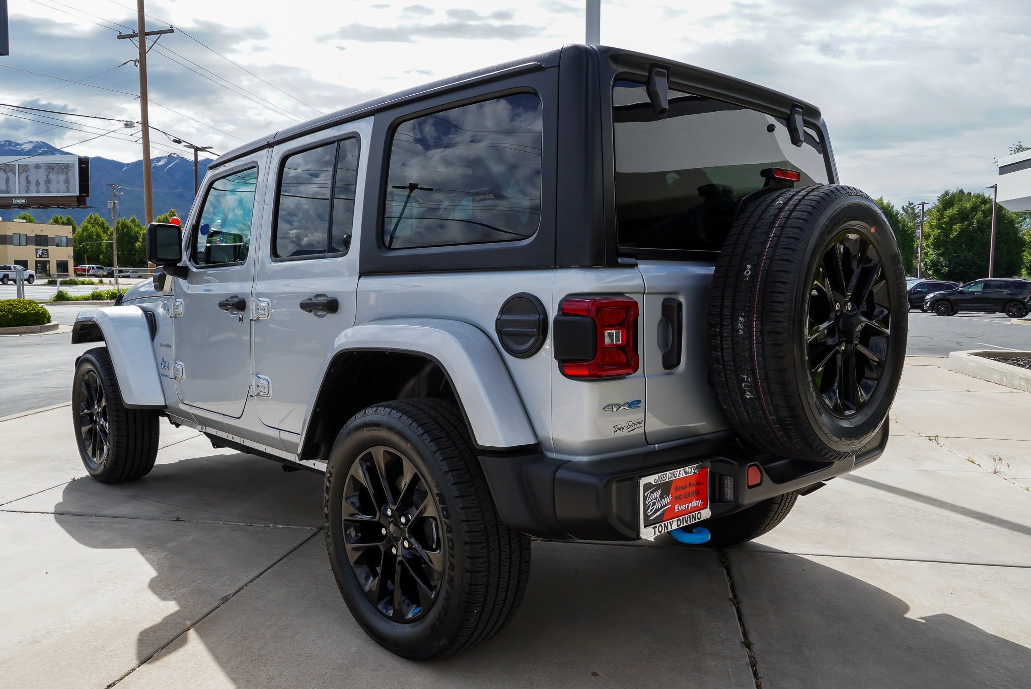 Used 2023 Jeep Wrangler Unlimited Sahara AWD/4WD image 6