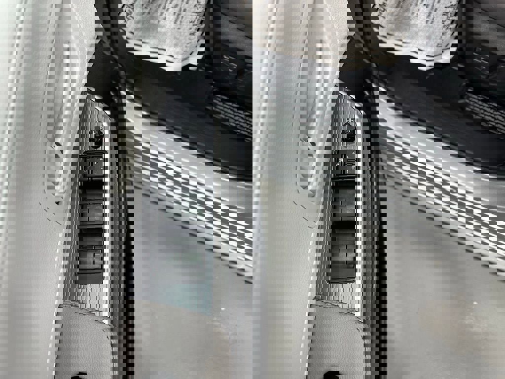 Used 2025 Toyota Sienna LE image 9