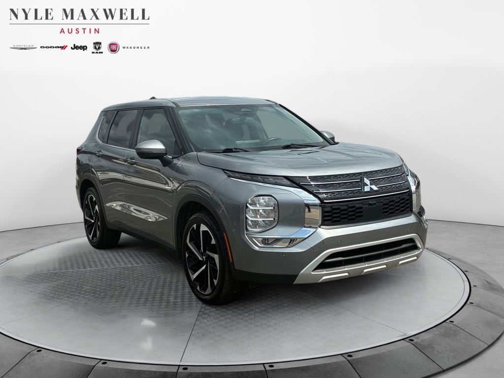 Used 2024 Mitsubishi Outlander SE image 2