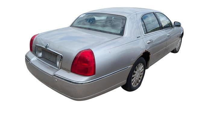 Used 2003 Lincoln Town Car Signature RWD image 5