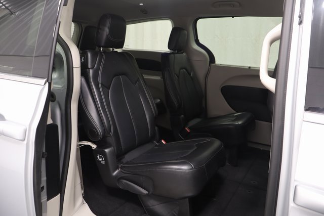 Used 2024 Chrysler Pacifica Touring-L image 16