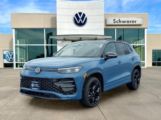 Certified 2025 Volkswagen Tiguan SE R-Line AWD/4WD image 2