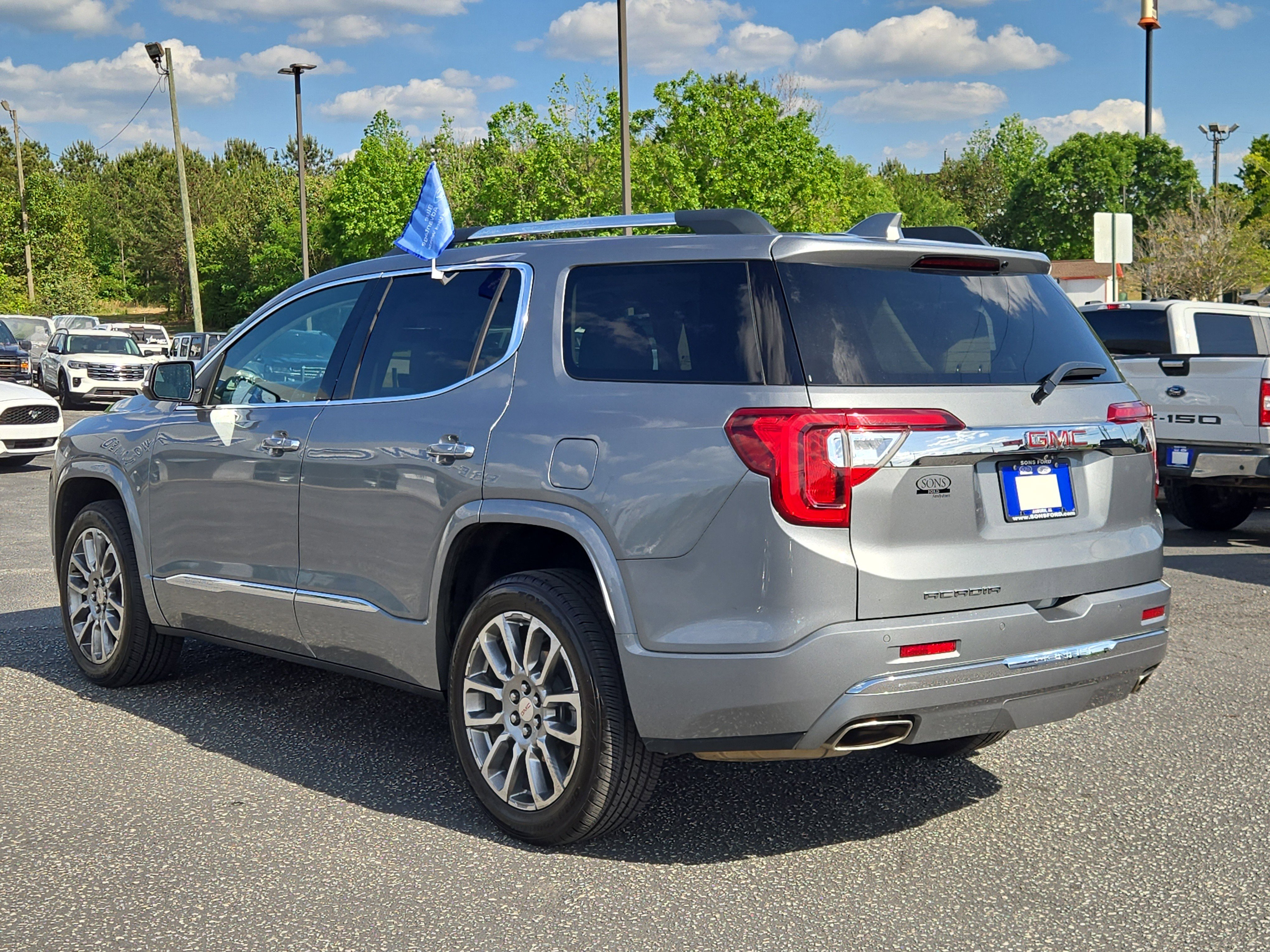 Used 2023 GMC Acadia Denali w/ Denali Technology Package FWD image 9