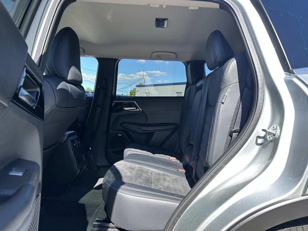 Used 2025 Mitsubishi Outlander SE AWD/4WD image 16