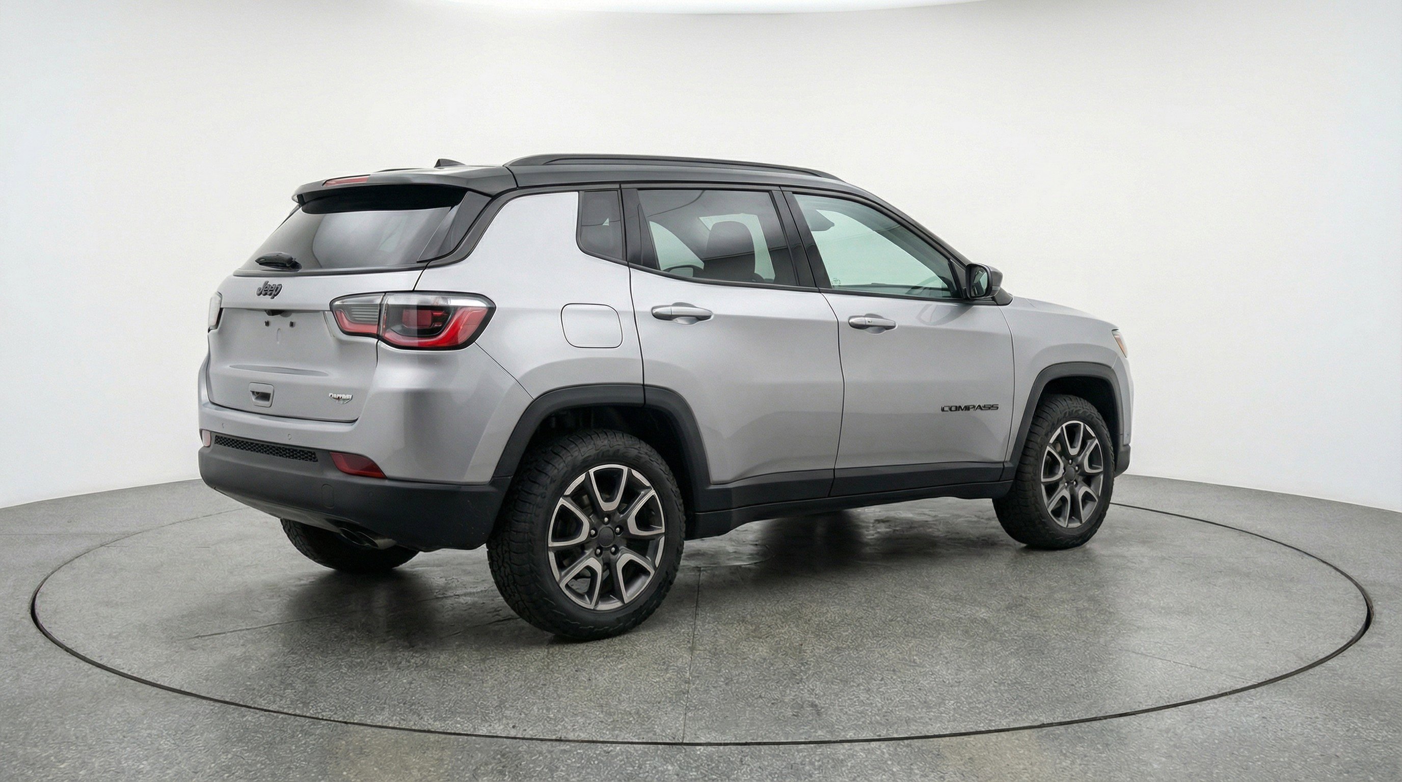 Used 2025 Jeep Compass Trailhawk image 9