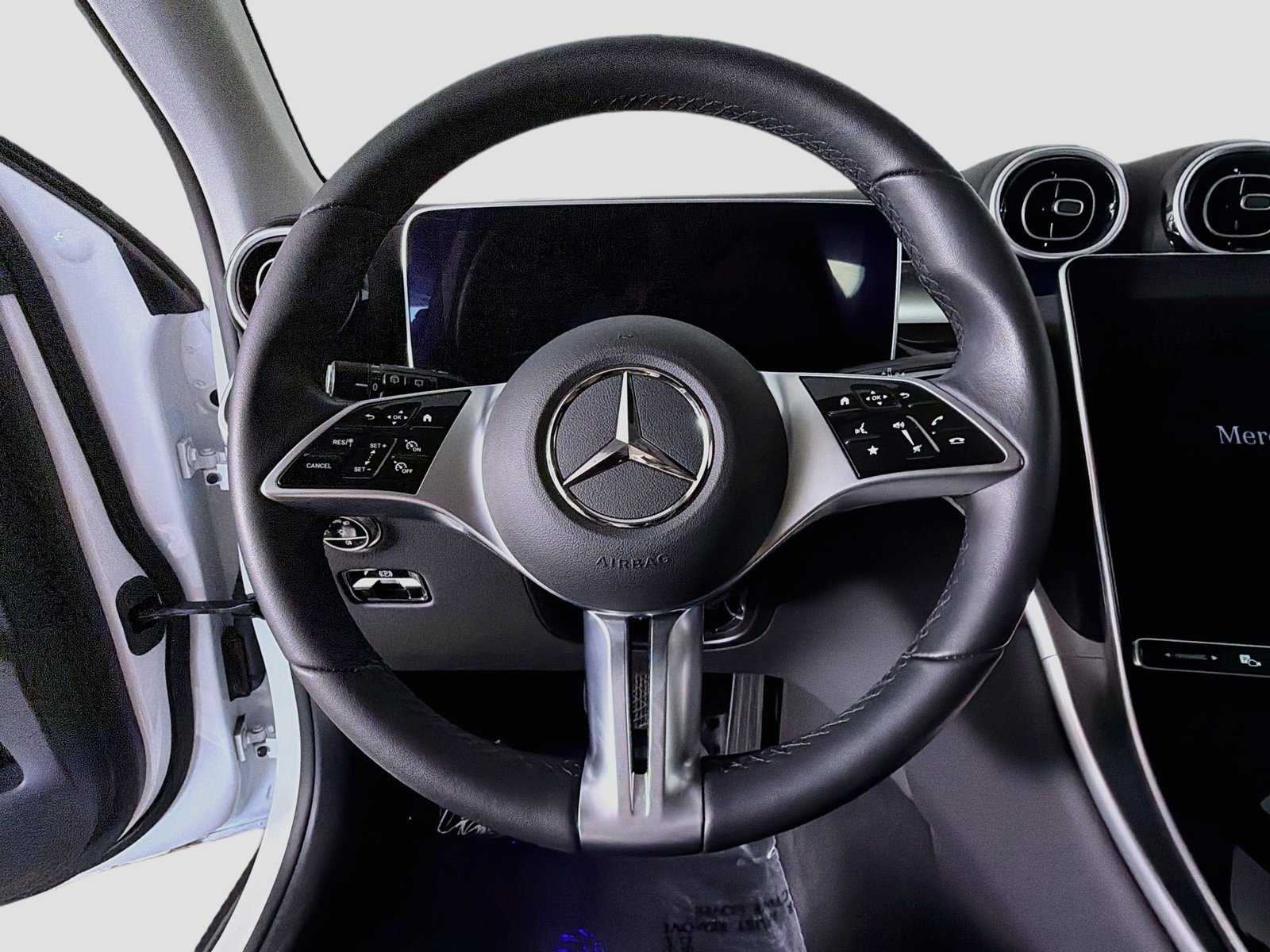 Used 2024 Mercedes-Benz GLC 300 4MATIC image 11