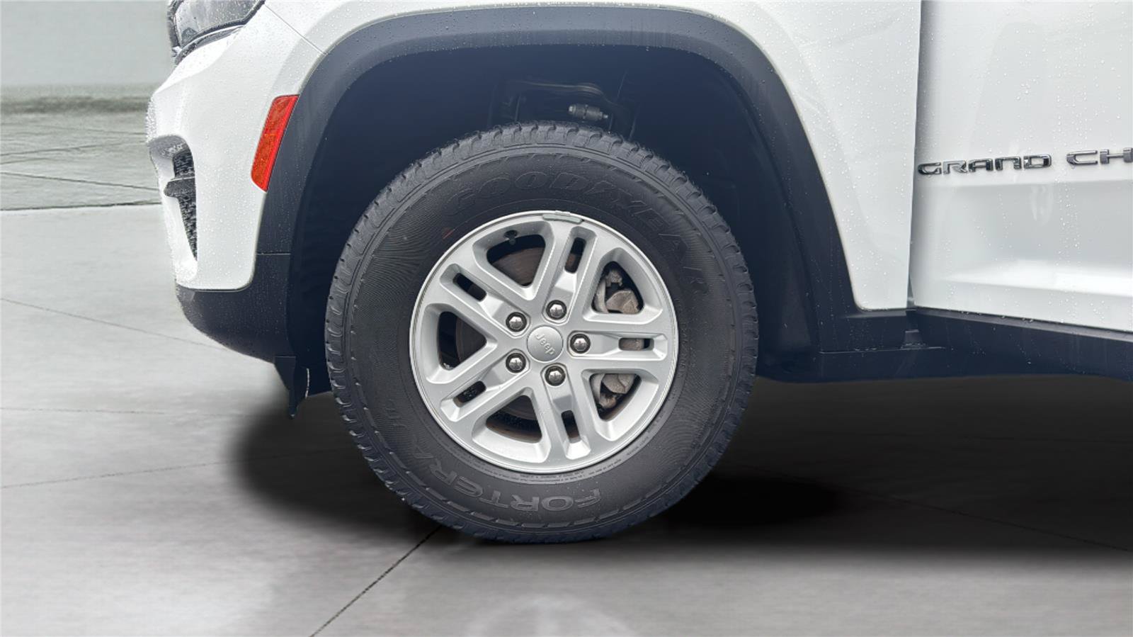 Used 2023 Jeep Grand Cherokee Laredo AWD/4WD image 30