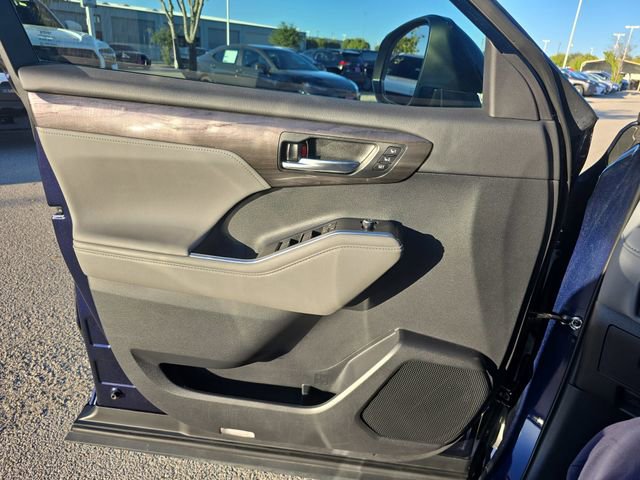 Used 2023 Toyota Highlander Limited image 28