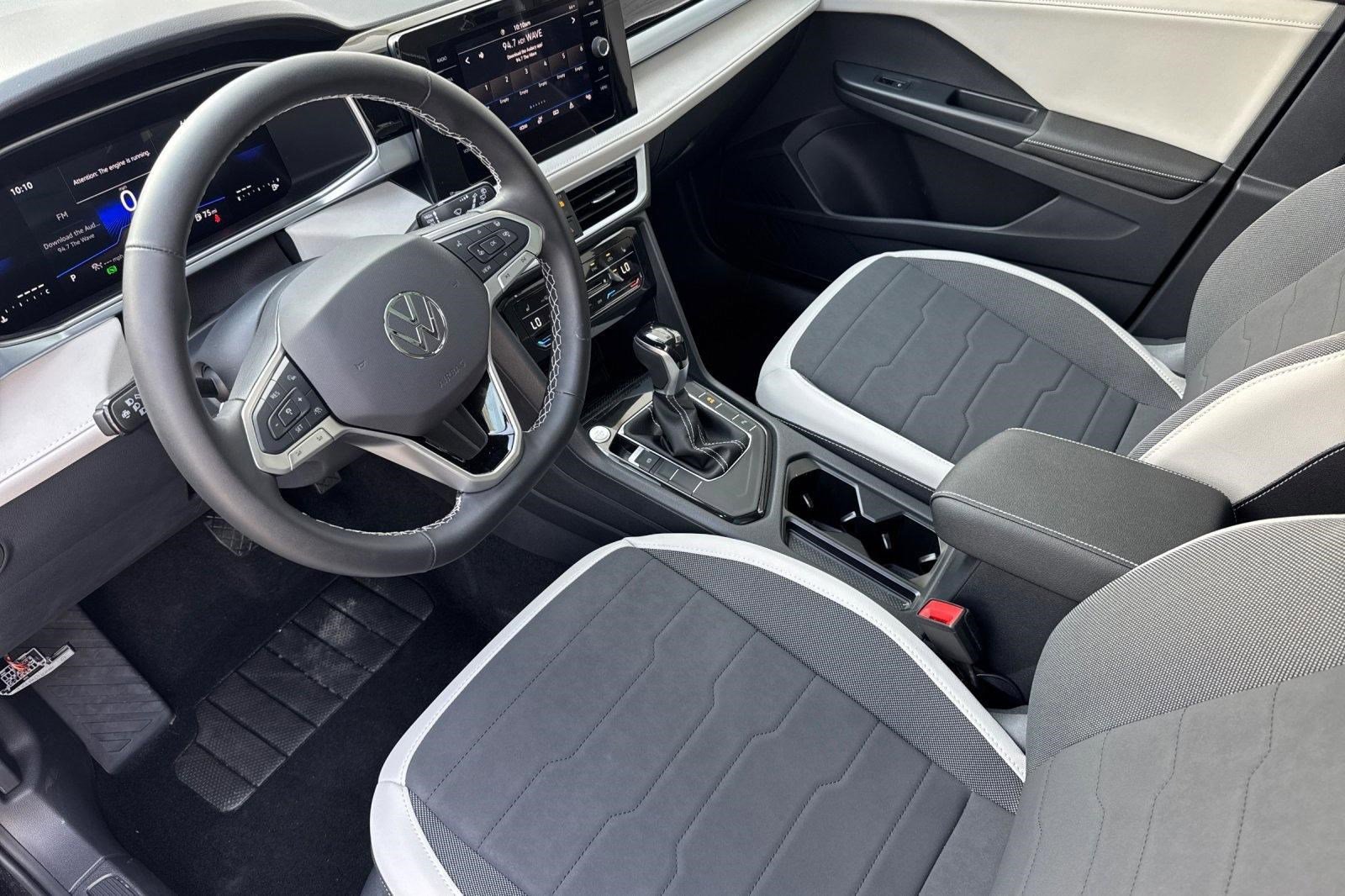 Used 2025 Volkswagen Taos SE w/ Panoramic Sunroof Package image 4