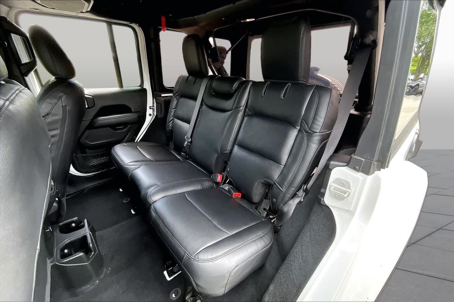 Used 2022 Jeep Wrangler Unlimited Sahara w/ LED Lighting Group AWD/4WD image 18