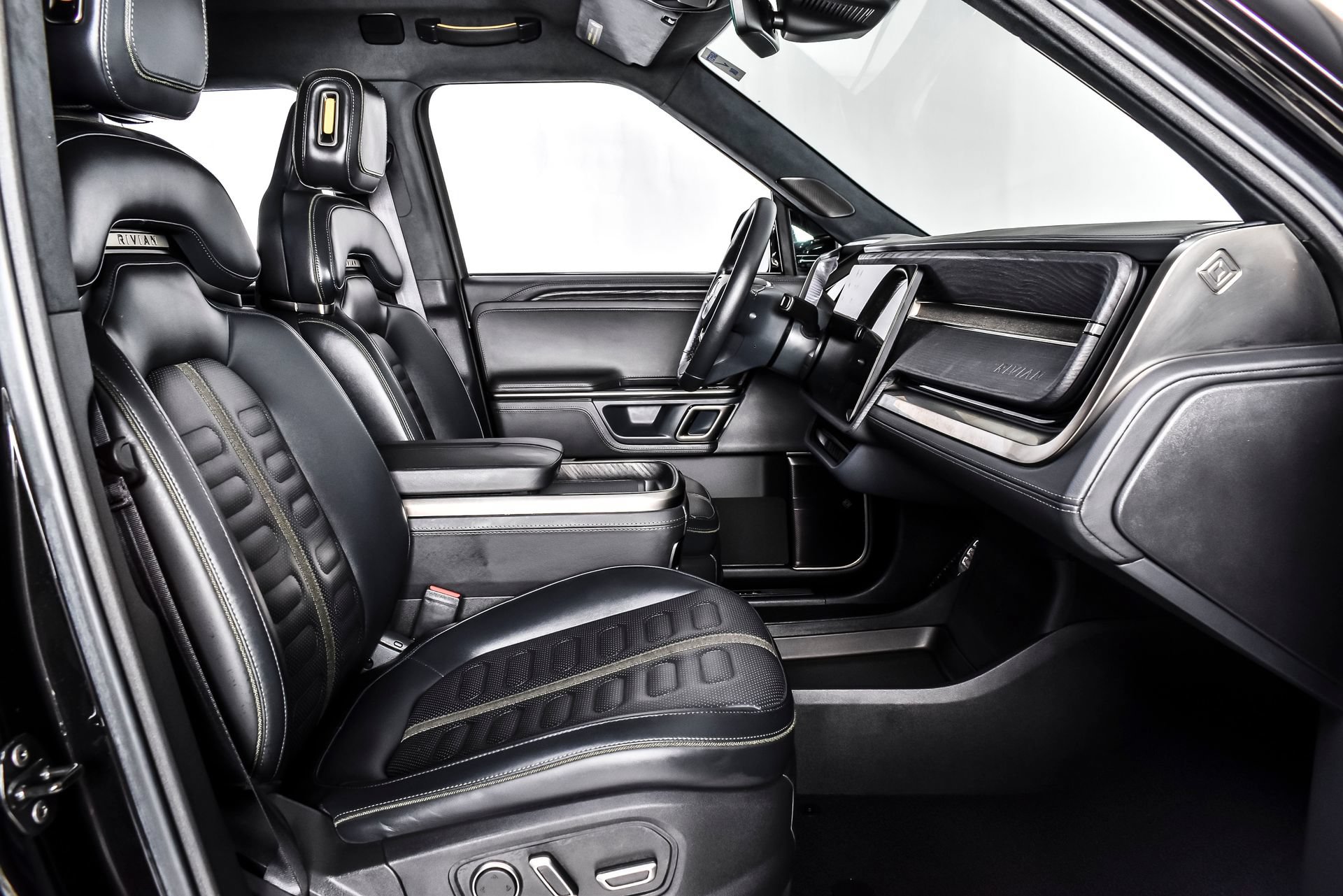 Used 2024 Rivian R1S Adventure AWD/4WD image 24
