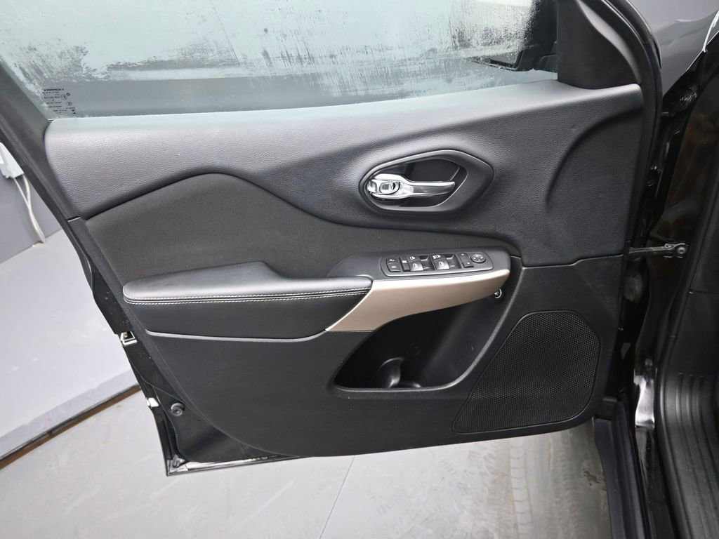 Used 2017 Jeep Cherokee Altitude image 12