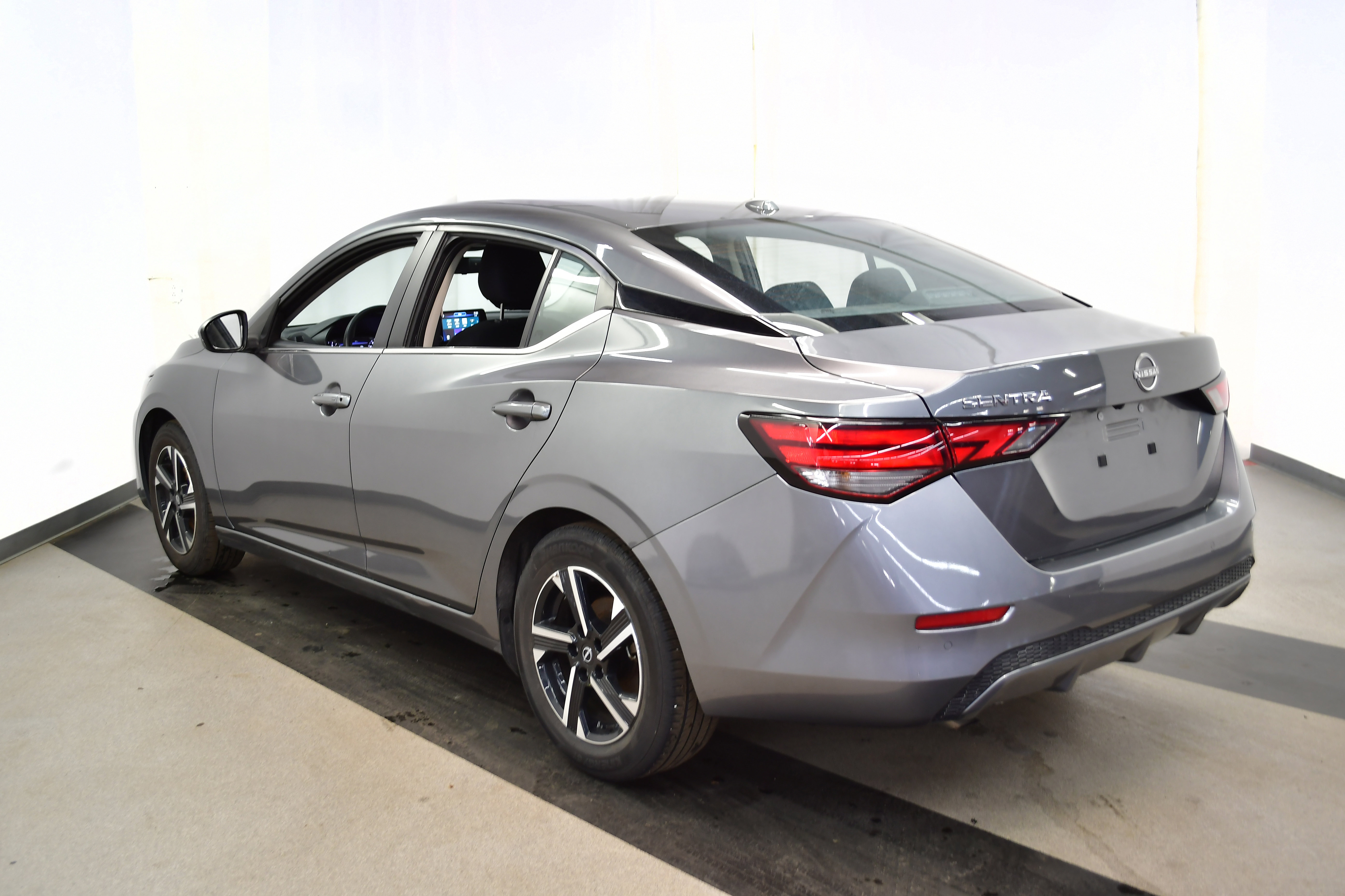 Used 2025 Nissan Sentra SV image 4